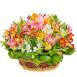 Цветы в корзинке с альстромериями